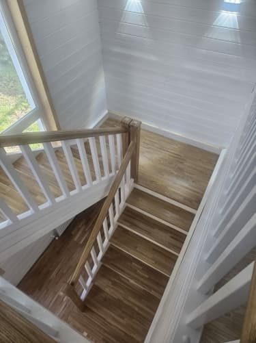 Г-образная с площадкой